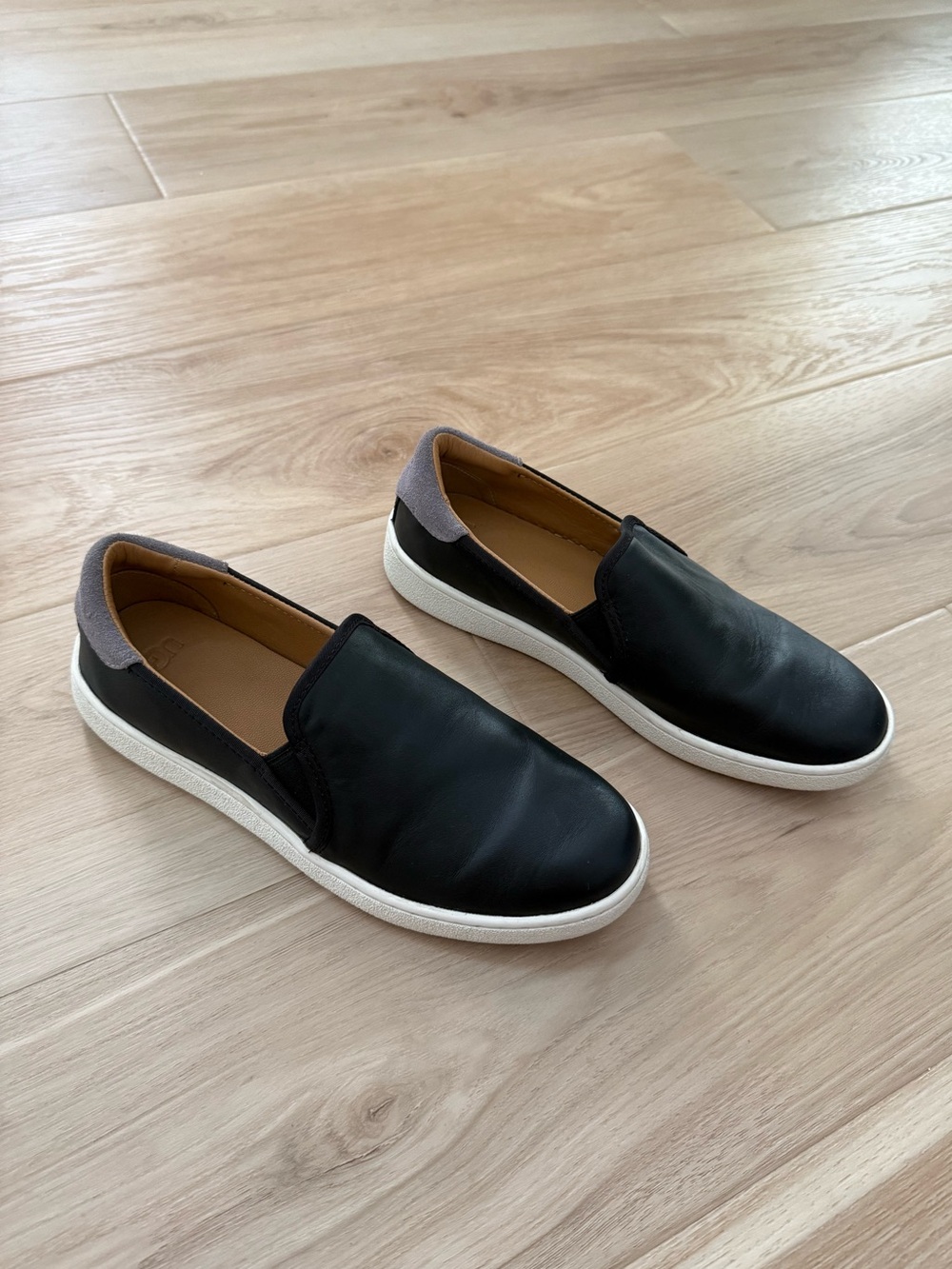 NWOT UGG Black Leather Slip On Sneakers Size 8 Suede Heel Casual Comfort Shoes